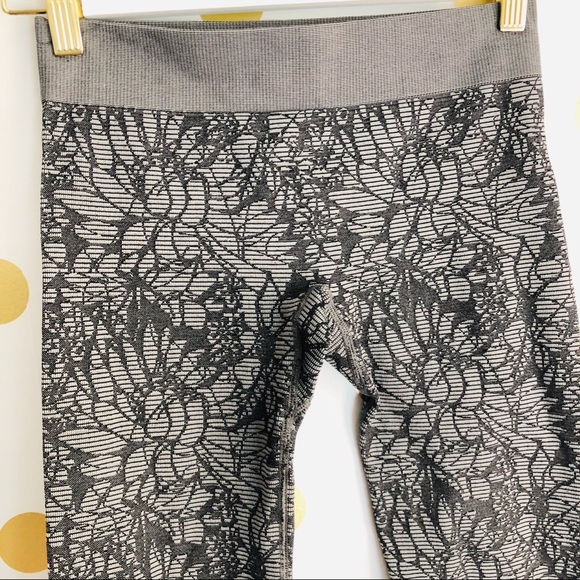 Fabletics Sebastian Seamless Capri Legging - Picture 3 of 7